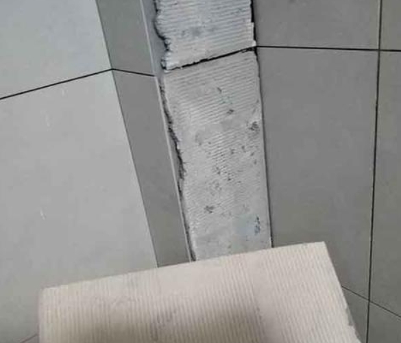 柳北瓷砖空鼓维修公司分享下厨房瓷砖脱落的补救措施。
